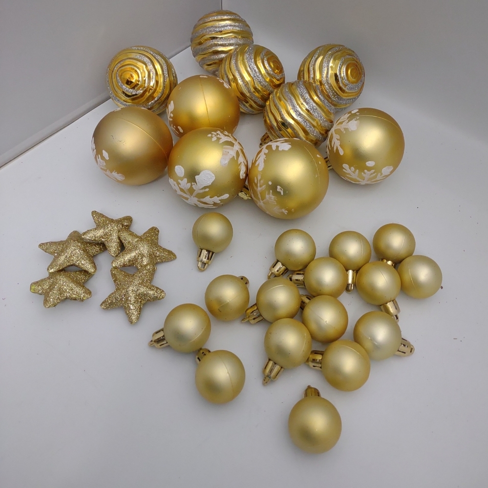 Queens of Christmas Mix Lot Ball & Star Ornaments Gold, Silver & White Lot of 31